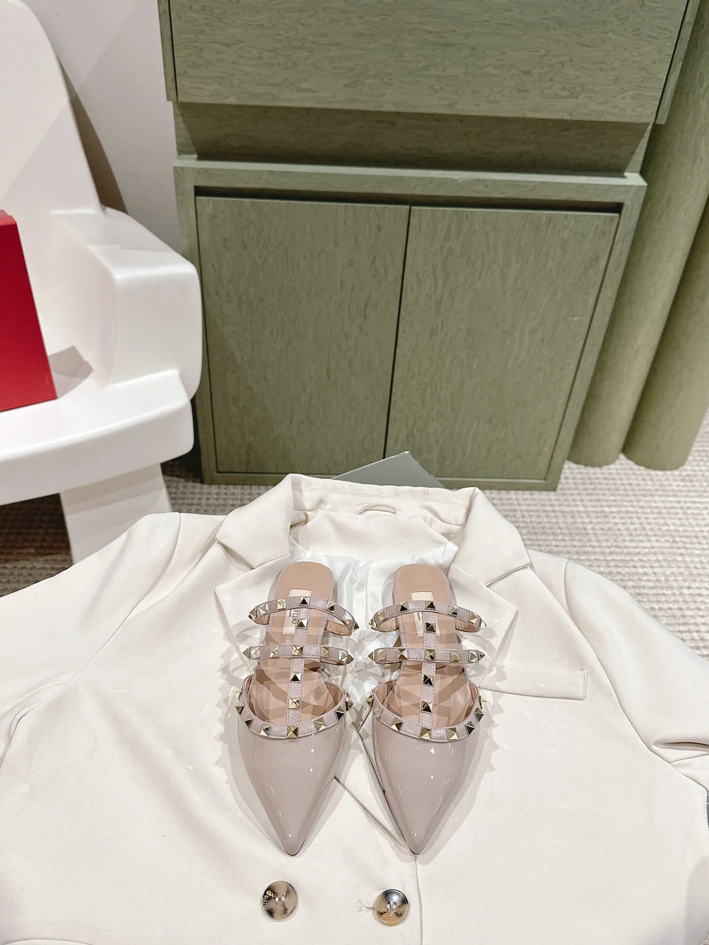 👟👟Ex-factory price 520👟👟 Women's Shoes Women's Clothing | ²⁰²4 𝐬𝐬 🤍🤎 Versatile series for all seasons! Is your shoe cabinet missing a pair? [Proud] Purchasing agent level! 🔥 The entire VALENTINO series is produced by Taiwan-funded factories! Getting in and out of the counter is stress-free! ROCKSTUD Valentino studded patent leather ballet flats ONE STUD retro craft pyramid large rivet buckle flats/high heels Smooth shoe lines and awesome version Comfortable upper foot. Increases height. Looks slimmer. Elongates leg lines. Imported mirrored calfskin/cow patent leather/high-density silk material Lambskin lining Italian high-density leather outsole Size35-39 (40/41/42 can be customized) Heel height: flat/4.5cm/ Counter synchronized gift box 💝 packaging!
